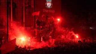 流石に喜び過ぎ！ ファン2000人が集結したリバプール、警察が市内中心部に解散命令を発令