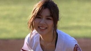 【始球式名場面】台湾美女がノーバウンド投球　人気シンガーが輝く笑顔で魅了