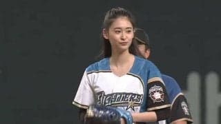 【始球式名場面】美女の豪快ノーバウンド投球！　女優・柳美稀さんがファン沸かせる