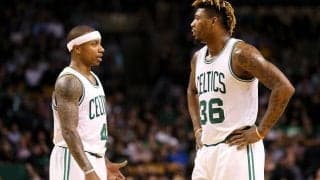 セルティックスで共闘したアイザイア・トーマスとマーカス・スマートが健闘を称え合う