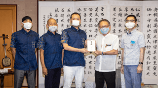 琉球ゴールデンキングス、沖縄県に首里城再建寄付金を贈呈