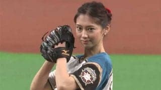 【始球式名場面】画面から消える世紀の大暴投？　モー娘。OG飯田圭織さんの赤面始球式