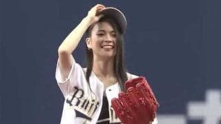 【始球式名場面】歌手史上最高の完璧投球に球場騒然！　小柳ゆきさんのノーバウンド投球