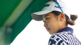 19歳安田祐香、紺色スカートの“真剣パット姿”に1万反響「どんなウェアも似合う」