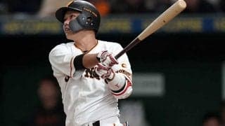 巨人・坂本が衝撃の“片手弾”！　左手1本で技あり左翼席へ、打たれた中日大野雄は呆然