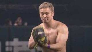 【始球式名場面】驚愕の肉体美と剛腕にファン興奮　オカダ・カズチカさん圧巻投球