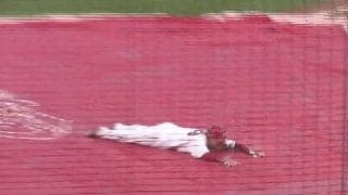 広島・上本が雨天中止パフォーマンスを披露！