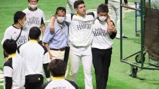 鷹ムーアにアクシデント発生　アップ中に左脚に異変、肩担がれベンチ裏へ下がる