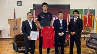 母校を表敬訪問した赤穂雷太「後輩と一緒にコートに立つと練習を頑張る姿勢に刺激をもらえます。母校は大切な存在」