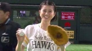 【始球式名場面】失投もご愛嬌？　鈴木ちなみさんの地面に叩きつける赤面投球