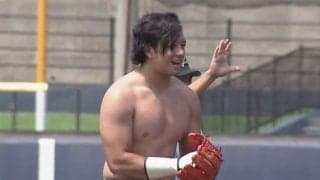 【始球式名場面】突然の肉体美披露にハム吉田輝も仰天！　2AW・吉田綾斗さん剛腕始球式