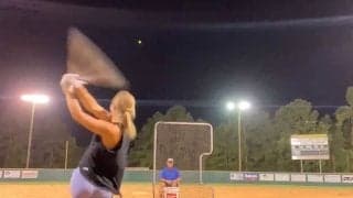 タンクトップ女子高生が驚愕の場外弾を連発！　MLB公式など米メディア大注目「完全無欠」