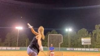 米女子高生「神スイング」がバズり中　“衝撃柵越え”が再生500万超「腕が鉄なの？」