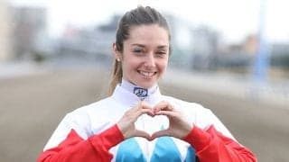 【海外競馬】美人騎手ミシェルがイタリアで重賞初制覇！デットーリ騎手騎乗馬を破る