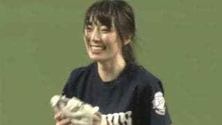 【始球式名場面】高々と足を掲げる大胆フォーム　元AKB松井咲子さんの一球