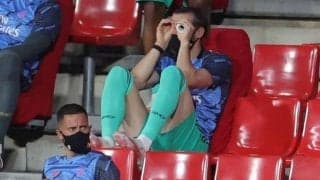 昼寝の次は双眼鏡で遊ぶベイル 2試合続けてピッチ外の主役に