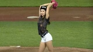 【始球式名場面番外編】韓国NO1チアが台湾チアに“お手本”披露　魅惑のノーバウンド投球