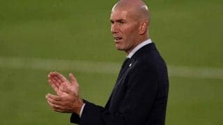 ジダン監督とラモス主将、熱き“漢のハグ”に海外歓喜「最近の中で最高の1枚」