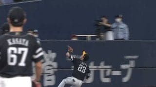 「初めて見た」「さすがに速すぎ」　鷹周東、高速スライディング捕球にファン驚愕