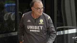 リーズファンが昇格決定でビエルサ自宅に殺到! “エル・ロコ”は少年ファンと肘タッチ