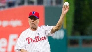 【MLB】ブルース・ウィリスの“ぶん回しスイング”に酷評殺到？　「運動神経はそれほどでも…」