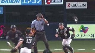 抜群の判断力が光った“甲斐キャノン”　犠打を許さない鬼肩に球場沸く