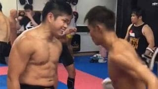 日本人格闘家、連打受けても笑う“強靭すぎる肉体”に米メディア注目「金属の腹筋」