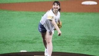 美女の可愛い笑顔にうっとり　HKT松岡菜摘さんが待望の始球式“第1投”