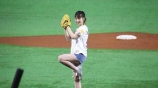 「お顔もフォームも綺麗」美女の1球がファン魅了 HKT48松岡菜摘さんがスリーバウンド投球