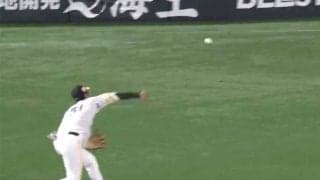 「褒めるしかない」「肩強すぎ」鷹・上林の超絶レーザービームをファンも絶賛