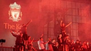 やっぱり騒いじゃった！ 30年ぶりトロフィー授与でリバプールサポーター集合も解散命令