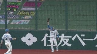 西武與座にプロ初勝利を届けた！　高卒4年目が見せたフェンス激突“大ジャンプ超美技”