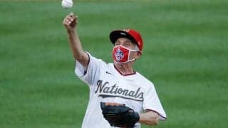 【MLB】開幕戦に登場　“時の人”の大暴投始球式に米喝采「今年80歳だぞ！アメージングだ」