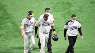 鷹バレンティンがアクシデントで負傷交代　自打球が左足の爪先に直撃
