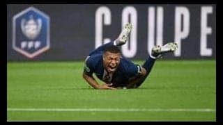 悪質タックルを受けて負傷交代したエムバペ 松葉杖姿で会場をあとにする