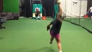 女子ソフトボール選手、“蛍光灯破壊”の大暴投に海外笑撃「天井が低すぎるんだ！」