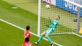 チームメイトも脱帽！ノイアーがDFBポカール決勝で見せたミラクル超速反応セーブ【アンビリーバブル・セーブス】