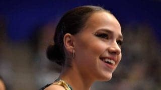 ザギトワが他競技に挑戦　白黒コーデの“フォロースルー”に反響「何をしても美しい」
