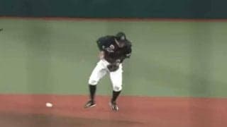 「痛いはずなのに平然」「イレギュラーがひどい」　ロッテ中村奨の“顔面トス”にファン称賛