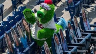 【MLB】巨大マスコットが煽りまくる　無観客ネット裏の“全力応援”に笑撃「大変なお仕事」