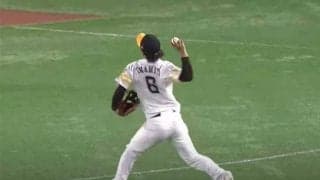 三遊間最深部からの“逆シングル＆鬼肩スロー”　鷹今宮が見せる「次元が違う」好守