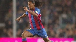 クラブの救世主となった伝説のファンタジスタ、ロナウジーニョが決めた圧巻のバルサ初ゴール！【ファースト・ゴールズ】