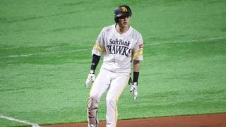 全力疾走でなくとも…鷹・周東の“神速”三塁打にファン衝撃「笑える速さ」