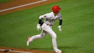 大谷翔平、今季1号は地面スレスレ“曲芸弾”　MLB公式衝撃「どうやって打った？」