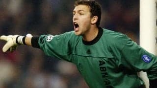 ルーマニア史上最高のGK、“雄猫” ロボントがディフレクションシュートを驚愕のアクロバティックセーブ【アンビリーバブル・セーブス】