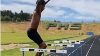 驚異の米陸上選手、助走なし106cmハードル連続跳びに仰天「彼は人間ホッピングだ」