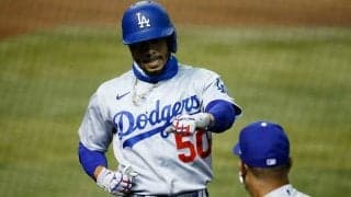 MLB史上5番目の長距離補殺　ド軍ベッツの衝撃“鬼肩スロー”に全米衝撃「信じられない」