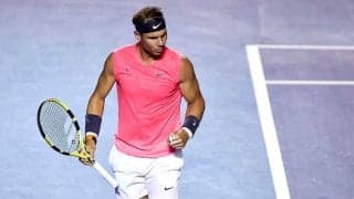 バックハンド方向へ走りながらノールックで右を抜くナダルのミラクルショット