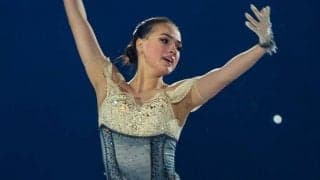 鏡越しのザギトワ、余裕の“柔軟性ショット”に海外反響「凄いイナバウアー」