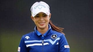 柏原明日架がキュートに体育座り　お茶目な日傘ショットに反響「ポーズも可愛い」